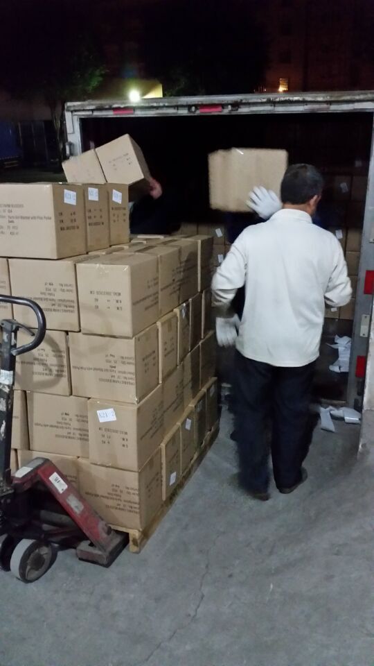 别人正在回家团圆的路上时他们正在为公司最后一班中港出口物流货车